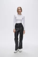 Pantalón negro de eco cuero, corte recto y tiro alto.