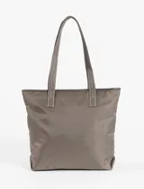 Cartera tipo shopper color verde oliva, con asas de hombro y detalles de correas con argollas metálicas. Incluye dos monederos redondos removibles colgando de una de las correas.