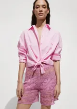 Short tejido al crochet color lila, con cintura elastizada y apliques de flores.