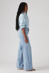 Pantalón de jean celeste de corte wide leg.