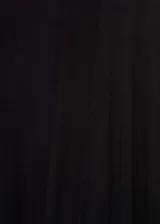 Cardigan largo de punto fino color negro, con cuello pico y mangas largas.