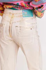Pantalón de jean de corte wide leg color beige metalizado.