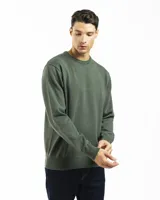 Sweater verde militar de punto con cuello redondo y mangas largas. Corte clásico con puños y cintura acanalados.