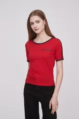 Remera azul marino con cuello redondo y mangas cortas con ribete gris. Estampado frontal con la frase "Ma Chérie" en blanco.