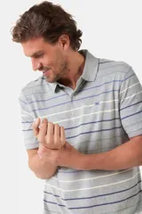 Remera polo azul marino con rayas horizontales de colores rosa, verde y celeste.