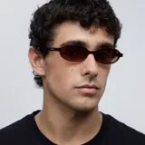 Lentes de sol con montura rectangular de bordes suaves color marrón y lentes marrones polarizadas.