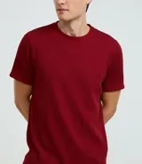 Remera blanca de media malla con cuello redondo, manga corta y textura vertical.