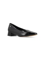 Zapato de cuero croco charolado negro con puntera de charol liso, taco bajo cuadrado y plantilla de cuero.