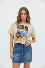 Remera blanca de algodón con estampado de texto y gráficos alusivos a la playa. Corte crop y cuello redondo.