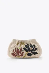 Bolso de mano pequeño confeccionado en hilatura de algodón color beige, con bordado de flores en marrón y negro, aplicación de abalorios y cierre con clip.
