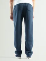 Pantalón de felpa color negro, con corte relajado y cintura ajustable.