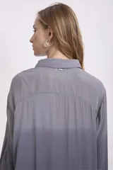 Camisa gris de corte holgado, con cuello clásico y mangas 3/4.