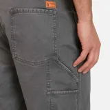 Bermuda gris de corte recto con bolsillos laterales y traseros, y un bolsillo cargo en la pierna derecha.