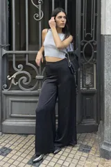 Pantalón de saten negro de corte amplio, con un diseño elegante y fluido.