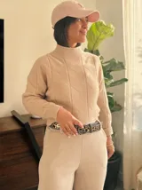 Sweater beige de punto con textura de rombos en relieve y cuello alto.