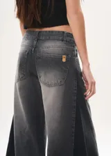 Pantalón de jean color crudo, de corte mega wide leg y tiro alto.