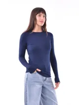 Sweater azul de punto con cuello redondo y mangas largas.