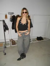 Pantalón de jean celeste con efecto gastado, corte baggy y apliques metálicos.