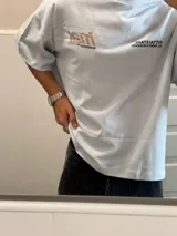 Remera negra de algodón con estampado en la espalda con el logo de la marca en color beige.