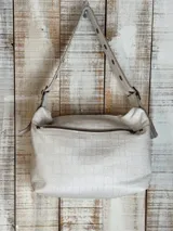 Bolso bandolera color borgoña con textura símil piel de cocodrilo, con correa fina ajustable y dos bolsillos frontales con cierre de broche metálico.