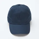 Gorra de béisbol azul marino, lisa, con visera curva y orificios de ventilación bordados.