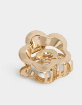 Broche dorado con forma de flor.