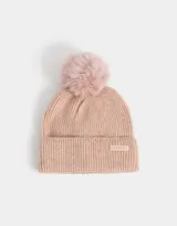 Gorro de lana tejido color rosa viejo, con pompón de piel sintética en la parte superior y etiqueta de goma con la inscripción "Joyful Spirit" en el borde.