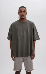 Remera verde militar de manga corta con calce extra oversize y recorte en delantero y espalda.