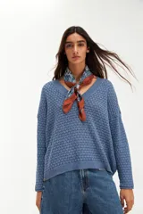 Sweater azul de tejido de punto con cuello en V.
