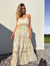 Vestido largo de estilo bohemio, color crudo con detalles dorados y crochet.