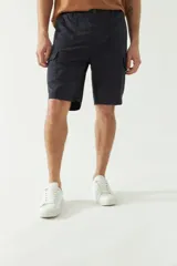 Bermuda cargo para hombre color azul marino, con logo en grifa metálica y pasacinto.