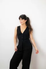 Pantalón sastrero color crudo, de corte relajado y tiro alto.