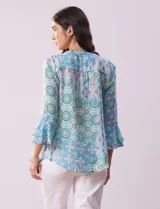 Blusa de gasa estampada con cuello a la base, escote en V, botones y manga ¾ amplia.