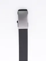 Cinturón negro con hebilla metálica rectangular con cierre automático.