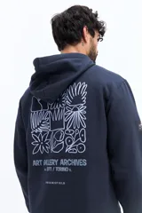 Canguro de algodón azul marino con capucha ajustable, puños y arte estampado en la espalda con motivos florales y texto que dice "ART GALLERY ARCHIVES No. 971 / TORINO It. BROOKSFIELD".