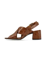 Sandalias de cuero color marrón con estampado de cocodrilo, taco cuadrado y tira trasera con hebilla dorada.