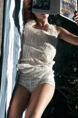 Mini shorts de tiro alto, color blanco, con cintura elástica y bordados florales.