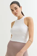 Musculosa corta de punto acanalado color celeste, con cuello redondo y sisas anchas.