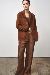 Pantalón de tiro medio confeccionado en hilatura de lino 100%. Cintura con elástico en espalda ajustable con cordones. Bolsillos laterales ocultos en costura y de plastrón en espalda.