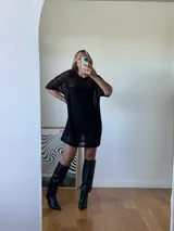 Remeron de tul negro con corte holgado y detalles transparentes, ideal para superponer.