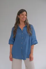 Camisa azul de lino italiano, con botones al frente y mangas 3/4 con botón para ajustar el largo.