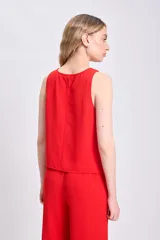 Blusa casual sin mangas color rojo.