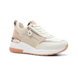 Zapatillas deportivas con diseño moderno, combinando texturas de cuero y malla, con cierre lateral y plataforma.