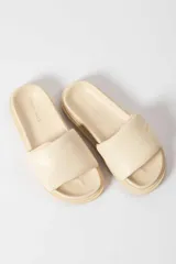 Sandalias negras con plataforma y tira ancha acolchada sobre el empeine.