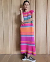 Vestido largo tejido de punto con rayas horizontales de colores fucsia, naranja, celeste y lila. Corte recto y mangas cortas.