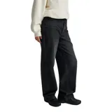Pantalón de jean negro de corte ancho, con cinco bolsillos y tiro alto.