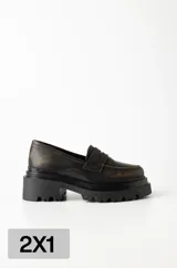 Mocasines de cuero marrón con suela track y detalle de antifaz.