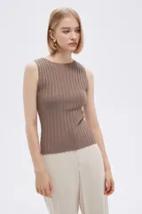 Musculosa marrón de acrílico con cuello a la base y corte ajustado al cuerpo.