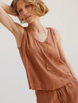 Musculosa color crema de lino, con escote en V y corte holgado.
