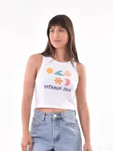 Musculosa gris con estampado de una escena de playa con una palmera y el texto "Sunshine Surf".